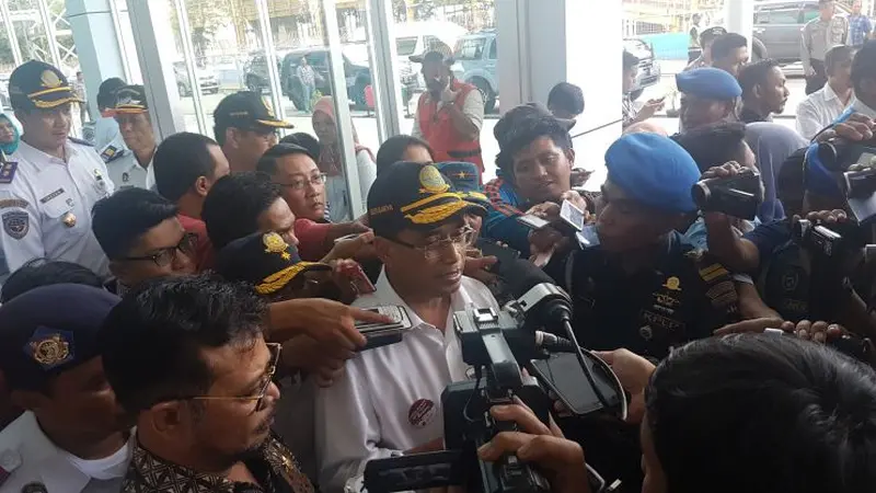 Menteri Perhubungan Budi Karya meninjau kesiapan Pelabuhan Soekarno-Hatta Makassar menyambut pemudik, Sabtu (17/6/2017).