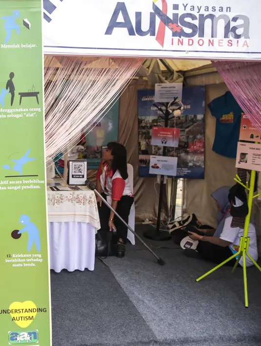 Penyandang disabilitas menjaga booth pada acara puncak peringatan Hari Disabilitas Internasional 2019 di Plaza Barat Gelora Bung Karno, Jakarta, Selasa (3/12/2019). Acara ini mengangkat tema 'Indonesia Inklusi, Disabilitas Unggul'. (Liputan6.com/Faizal Fanani)
