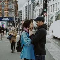 Sejak menikah beberapa bulan lalu, pasangan Chicco Jerikho dan Putri Marino selalu menunjukkan kemesraannya. Hal itu juga terlihat saat sedang di Inggris belakangan ini. (Instagram/chicco.jerikho)