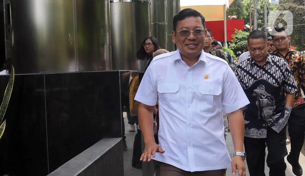 Kepala Badan Pangan Nasional (Bapanas) Arief Prasetyo Adi berjalan meninggalkan Gedung Merah Putih Komisi Pemberantasan Korupsi (KPK) Jakarta, Jumat (2/2/2024). (Liputan6.com/Herman Zakharia)