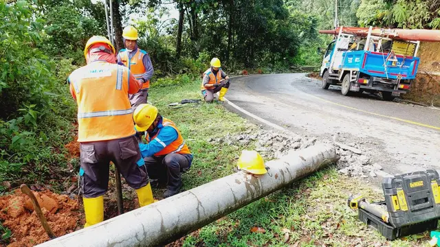 PT PLN (Persero) memulihkan secara bertahap 1.147 gardu yang sempat padam akibat cuaca ekstrem di beberapa wilayah Sukabumi dan Jawa Barat. (Foto: PLN)