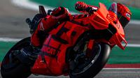 Marc Marquez gunakan livery serba merah ketika mencoba motor tim pabrikan Ducati pada tes MotoGP Barcelona. (X/Ducati Corse)