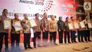 Menristek dan Kepala Badan Riset Inovasi Nasional Bambang Brodjonegoro (tengah) foto bersama para peraih penghargaan Indonesia BusinessNews Award 2019 di Jakarta, Rabu (6/11/2019). Sebanyak 37 perusahaan meraih penghargaan Indonesia BusinessNews Award 2019. (Liputan6.com/Faizal Fanani)