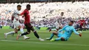 Kiper Tottenham Hotspur, Guglielmo Vicario (kanan) menghalau bola tendangan pemain Manchester United, Marcus Rashford (tengah) pada laga pekan kedua Liga Inggris 2023/2024 di Tottenham Hotspur Stadium, London, Inggris, Minggu (20/08/2023) WIB. (AFP/Adrian Dennis)