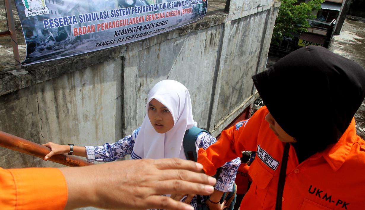 Seorang murid saat berpartisipasi dalam latihan tsunami di Meulaboh, Aceh, (5/9). Latihan ini menyimulasikan gempa berkekuatan 9,3 di lepas pantai barat pulau Sumatra di Indonesia. (AFP Photo/Januar)