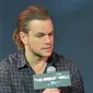 Matt Damon kini sedang menggunakan model rambut kuncir kuda untuk film terbarunya, The Great Wall.