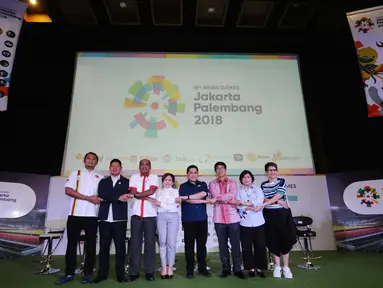 Ketua Umum INASGOC, Erick Thohir (kelima kiri) bersama COO Emtek Group, Sutanto Hartono (ketiga kanan) bergandengan tangan bersama jelang konferensi pers Official Broadcaster Asian Games 2018 di Jakarta, Kamis (8/2). (Liputan6.com/Helmi Fithriansyah)