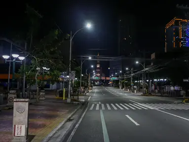 Jalan yang kosong terlihat pada pemberlakuan jam malam sesuai dengan "peningkatan karantina masyarakat" di Quezon City, Filipina pada 18 Maret 2020.(Xinhua/Rouelle Umali