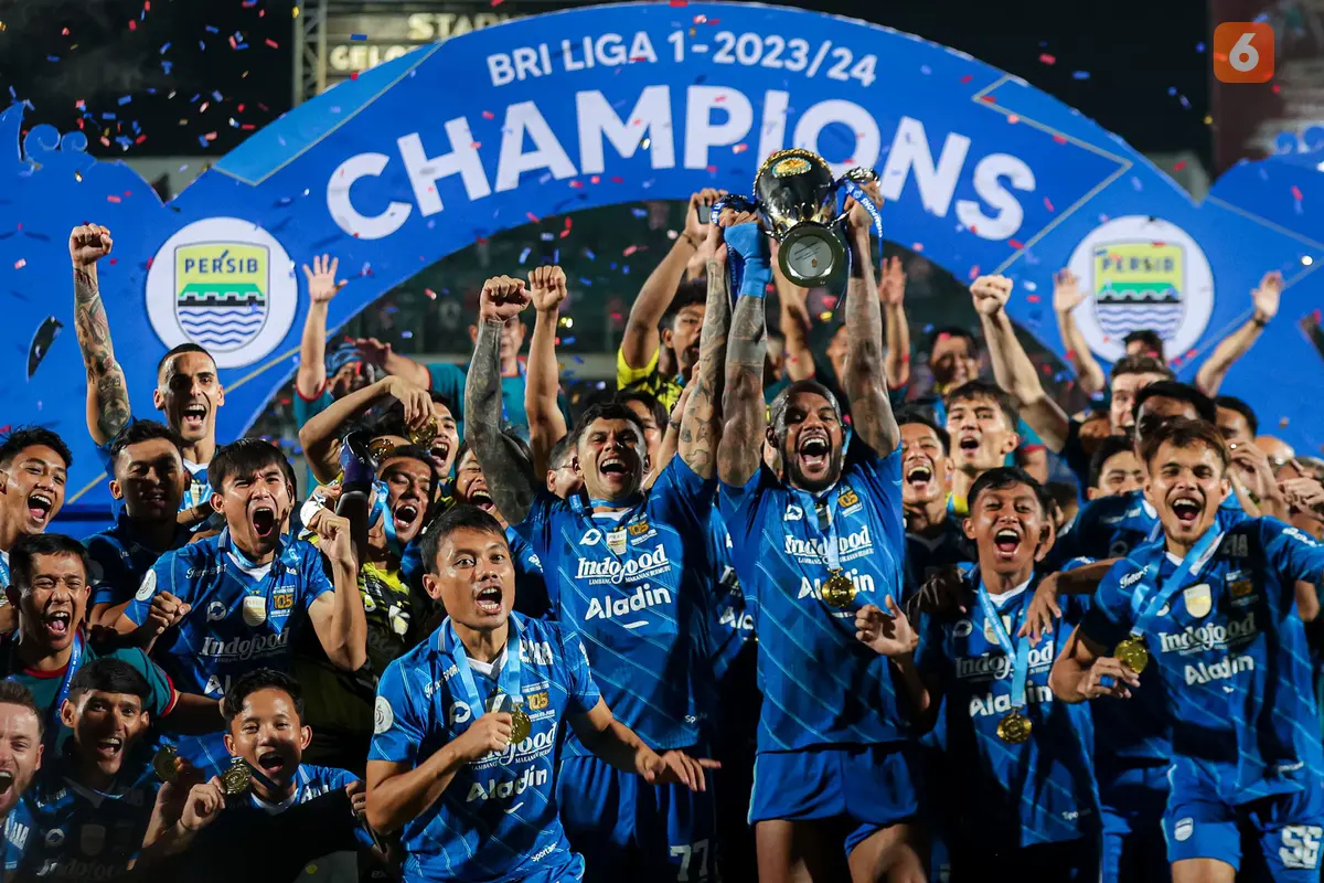 Foto: Momen Skuad Persib Bandung Angkat Trofi Juara Lagi di Kasta Tertinggi Sepak Bola Indonesia setelah Berpuasa Satu Dekade