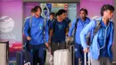 <p>Pemain Timnas Inggris U-17, Ethan Nwaneri (tengah) bersama rekannya saat tiba di Terminal 3 Bandara Soekarno Hatta, Tangerang, Banten menjelang Piala Dunia U-17 2023 pada Jumat (03/11/2023). (Bola.com/Bagaskara Lazuardi)</p>