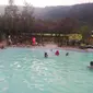 Beberapa pengunjung tengah menikmati sensasi berendam di kolam renang  air hangat dan belerang TWA Papandangan, Garut, Jawa Barat. (Liputan6.com/Jayadi Supriadin)