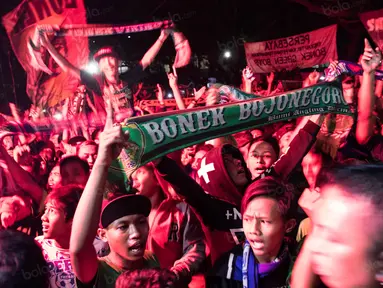 Ratusan suporter Persebaya Surabaya, Bonek, berkumpul di GOR Pajajaran Bandung, Jawa Barat, Sabtu (7/1/2017). Bonek berkumpul untuk memastikan janji PSSI soal Persebaya. (Bola.com/Vitalis Yogi Trisna)