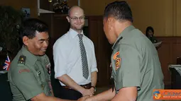 Citizen6, Jakarta: Usai upacara penutupan Mr. Ronald Leonard Mc. Court menyerahkan sertifikat kepada 25 peserta pelatihan yang terdiri dari para perwira penerangan TNI. (Pengirim: Badarudin Bakri).