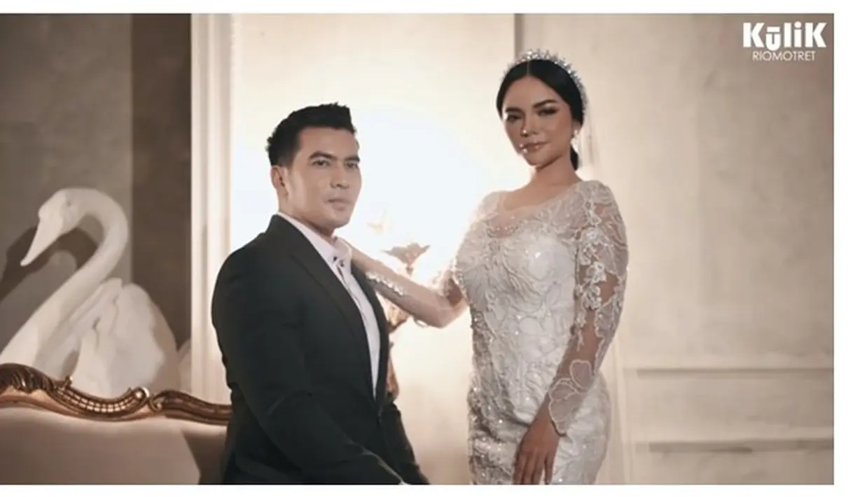 <p>Dinar Candy dan Ridho Ilahi (Sumber: YouTube/RIOMOTRET)</p>