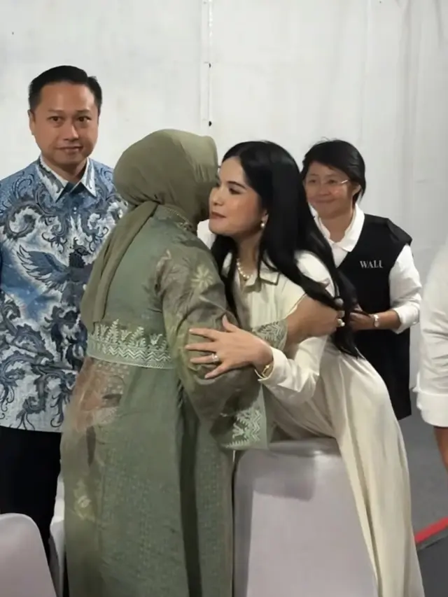 Annisa Pohan dan AHY Ikut Terbangkan Lampion di Borobudur saat Hari Waisak. [@agusyudhoyono]