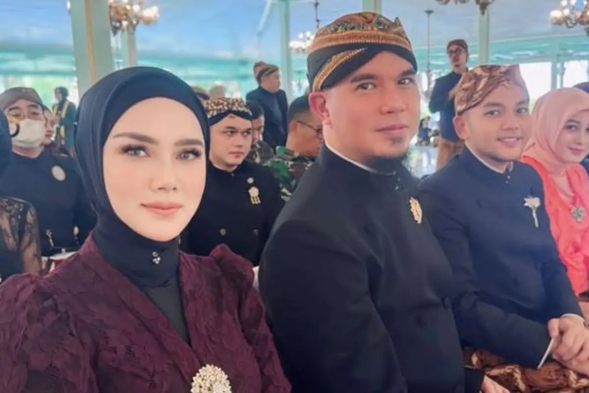 Momen khidmat Ahmad Dhani dan Mulan Jameela. (credit:instagram.com/ahmaddhaniofficial)