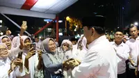 Sejumlah masyarakat menyapa kedatangan Menhan sekaligus Ketum Partai Gerindra Prabowo Subianto saat menghadiri acara Dzikir dan Doa Awal Tahun 2023 di Lapangan Banten, Kota Medan. (Foto: Tim Media Prabowo Subianto)