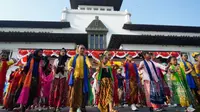 Ratusan peserta memeriahkan flashmob Tari Ketuk Tilu di pelataran halaman Gedung Sate Kota Bandung, Minggu (1/9/2019). (Liputan6.com/Huyogo Simbolon)