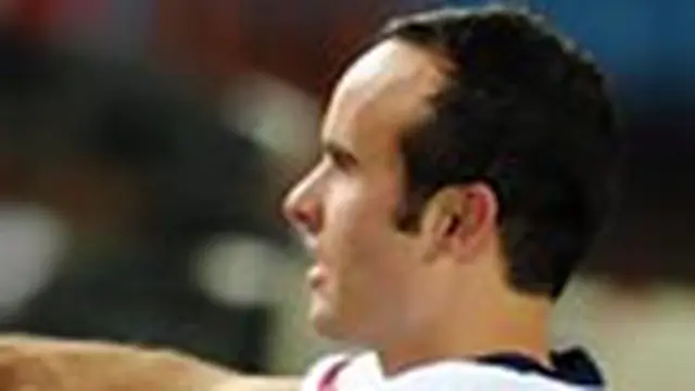 London Donovan menjadi pahlawan Amerika Serikat. Golnya di injury time mengantar AS mengalahkan Aljazair 1-0 (0-0) yang sekaligus mengantar The Yanks lolos ke babak 16 besar sebagai juara Grup C.