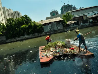 Pekerja kebersihan membersihkan tumbuhan liar dan sampah di bantaran Kali Sentiong, Jakarta, Selasa (31/3/2015). Kegiatan tersebut dilakukan guna mengantisipasi banjir dan mengurangi penumpukan sampah di sepanjang sungai. (Liputan6.com/Faizal Fanani)