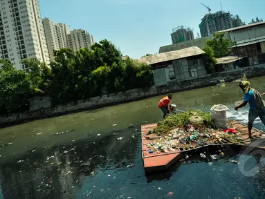 Pekerja kebersihan membersihkan tumbuhan liar dan sampah di bantaran Kali Sentiong, Jakarta, Selasa (31/3/2015). Kegiatan tersebut dilakukan guna mengantisipasi banjir dan mengurangi penumpukan sampah di sepanjang sungai. (Liputan6.com/Faizal Fanani)