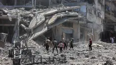 Warga Palestina mencari barang-barang yang dapat diselamatkan di reruntuhan bangunan yang hancur sehari sebelumnya dalam serangan Israel di lingkungan Al-Daraj, Kota Gaza pada 16 Juli 2025. (Omar AL-QATTAA/AFP)