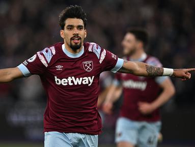 Saat Liga Inggris 2023/2024 baru memasuki pekan pembuka, Manchester City harus kehilangan gelandang andalan mereka, Kevin De Bruyne yang mengalami cedera serius. Dalam laga kontra Burnley, KDB ditarik keluar pada menit ke-23 setelah cederanya kambuh. Dengan masa pemulihan yang diperkirakan akan memakan waktu lama, The Citizens pun dikabarkan segera mencari alternatif pengganti Kevin De Bruyne. Empat gelandang berikut mungkin bisa jadi pertimbangan. (AFP/Ben Stansall)