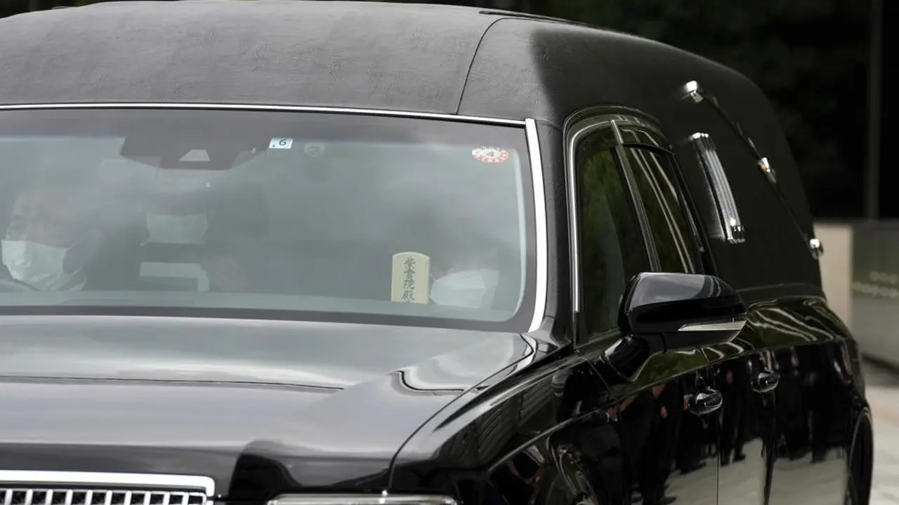 Akie Abe, istri mantan Perdana Menteri Jepang Shinzo Abe, duduk di mobil jenazah saat kendaraan yang membawa jenazah suaminya berkunjung singkat ke Kantor Perdana Menteri Selasa, 12 Juli 2022, di Tokyo. (AP Photo/Eugene Hoshiko, Kolam Renang)