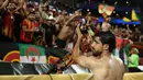 Pemain Chelsea, Mohamed Amine Ben Hamida menyapa fansnya setelah kalah dari Chelsea dalam laga lanjutan Grup A Piala Dunia Antarklub 2025 di Lincoln Financial Field stadium, Philadelphia, Amerika Serikat, Rabu (25/06/2025) WIB. (AFP/Franck Fife)