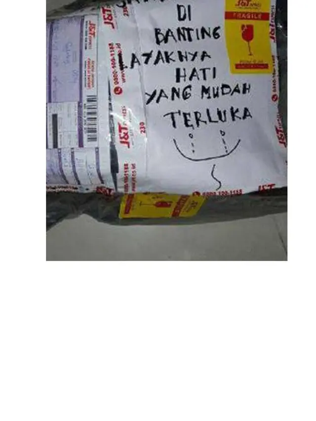 8 Imbauan Tulisan Paket Jangan Dibanting Ini Bikin Geleng Kepala