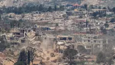 Foto menunjukkan kendaraan militer Israel melaju di antara rumah-rumah yang hancur di Lebanon Selatan dekat perbatasan dengan Israel, pada Senin 27 April 2026. (Jalaa MAREY/AFP)