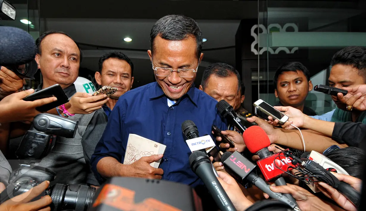 Dahlan Iskan memberikan keterangan pers usai menjalani pemeriksaan di Kejaksaan Agung, Jakarta, Rabu (17/6/2015). Dahlan diperiksa sebagai saksi kasus dugaan korupsi pengadaan 16 mobil listrik di 3 perusahaan milik BUMN. (Liputan6.com/Yoppy Renato)