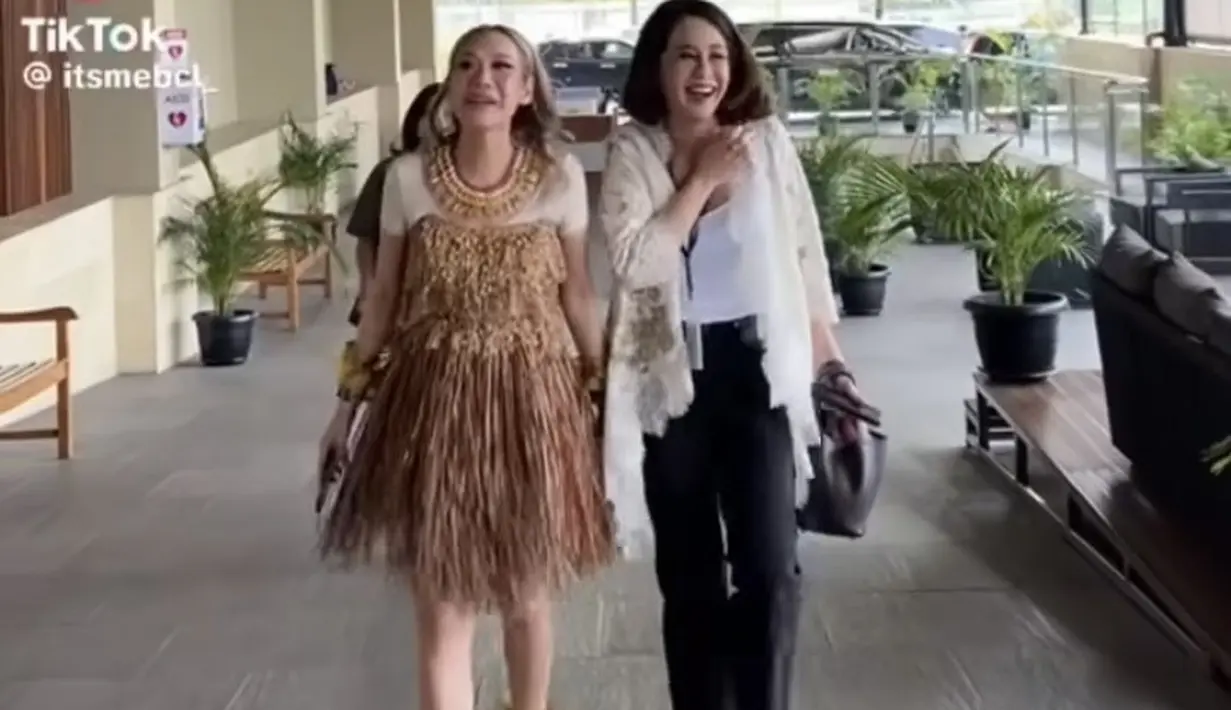 BCL pun memadukannya dengan sandal Hermes warna putih. Sandal teplek tersebut merupakan seri Oran seharga Rp8-Rp10 jutaan. [@itsmebcl]