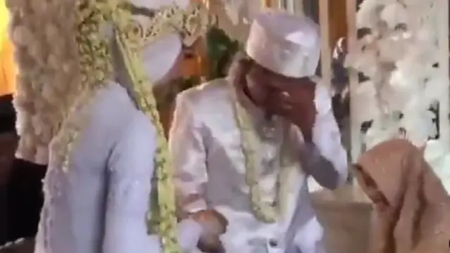 Grogi Saat Akad Nikah, Pria Ini Justru Cium Tangan Istrinya Duluan.