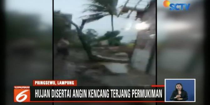 Detik-Detik Hujan Disertai Angin Kencang Landa Pringsewu Lampung