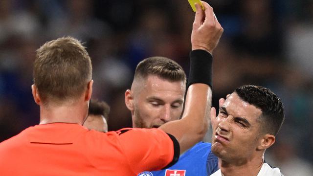Foto: Momen Cristiano Ronaldo saat Layangkan Tekel Horor ke Kepala Kiper Slovakia di Kualifikasi Euro 2024, Hanya Diganjar Kartu Kuning