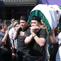 "Pernah kena serangan jantung tahun 2000-an, abis itu operasi dipasang ring," ujar Fadlan usai pemakaman ayahnya di Tempat Pemakaman Umum (TPU) Pondok Kacang, Tangerang Selatan, Senin (18/7/2016). (Adrian Putra/Bintang.com)