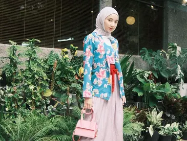 Ansellma Putri, alumnus SMA Taruna Bakti Bandung yang baru lulus 2020 ini penampilannya selalu curi perhatian. Seperti saat ia tampil memesona dengan memakai hijab dan berkebaya. Dengan kebaya, penampilan Ansellma Putri semakin memesona para penggemarnya. (Liputan6.com/IG/@ansellmaputri)