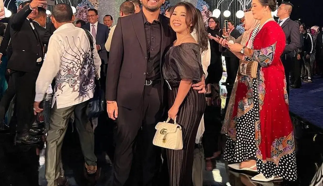 Kiky Saputri turut hadir bersama suami. Keduanya kompak tampil serba hitam. [Foto: IG/kiksaputrii],