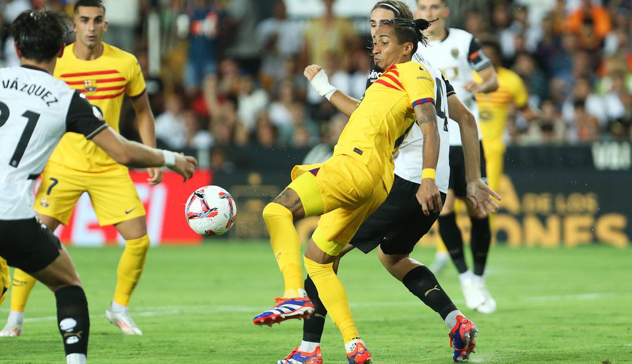 Laga Valencia melawan Barcelona berjalan dalam tempo sedang. (AP Photo/Alberto Saiz)