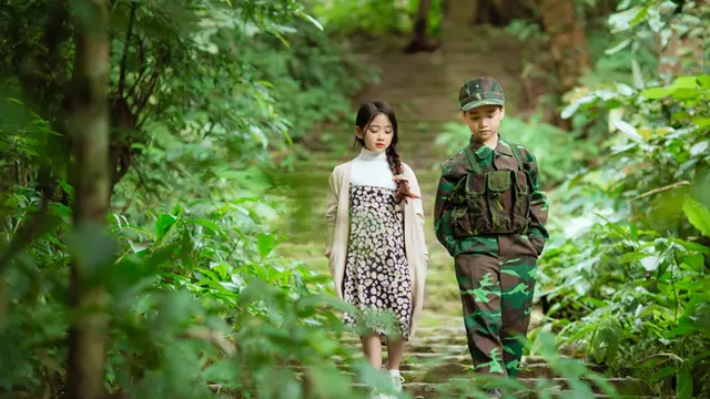 Potret gemas Khanh Linh dan Cao Huu Nhat menirukan adegan dari ‘Crash Landing On You’