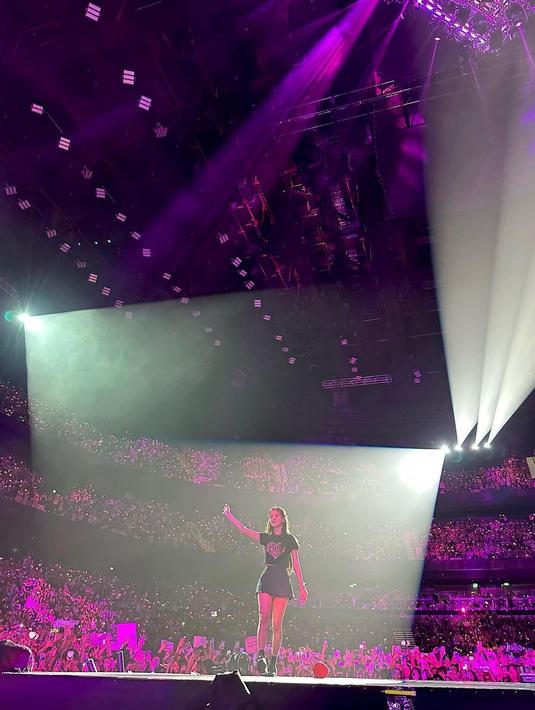 <p>Foto terakhir dari Jisoo di atas panggung. Dia melambai kepada puluhan ribu penggemar yang menyaksikannya dengan energi positif sepanjang acara. (Foto: Instagram/ sooyaaa__)</p>