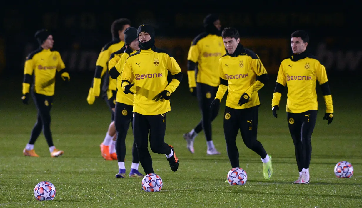 Pemain Borussia Dortmund, Jude Bellingham, Giovanni Reyna dan Dortmund Mateu Morey menghadiri sesi latihan menjelang laga grup F Liga Champions UEFA kontra Lazio di Dortmund, Jerman barat, Selasa (1/12/2020). Big match Dortmund vs Lazio akan berlangsung pada Kamis (3/12) dinihari WIB (UWE KRAFT/AFP