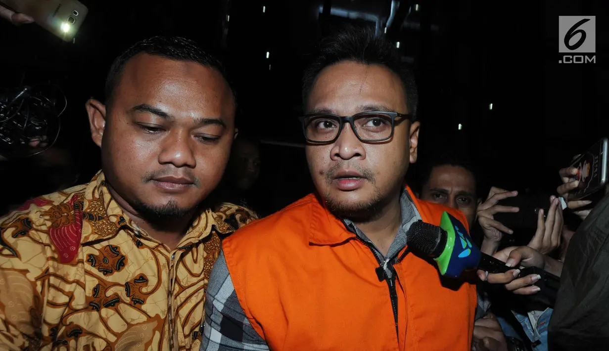 Ekspresi keponakan Ketua DPR Setya Novanto, Irvanto Hendra Pambudi Cahyo usai menjalani pemeriksaan perdana di KPK, Jakarta, Jumat (9/3). KPK resmi menahan keponakan Setya Novanto tersebut terkait kasus korupsi e-KTP. (Merdeka.com/Dwi Narwoko)