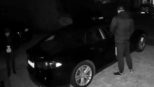 Begini Cara Pencuri Meretas Sistem Kunci Tesla Model S (TheDrive)