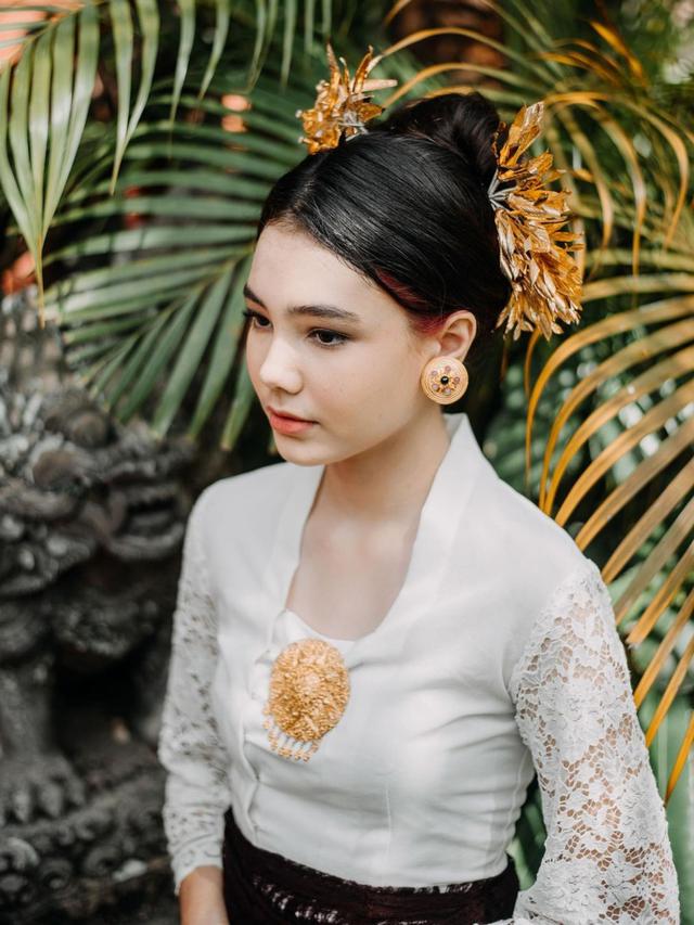 FOTO: Pesona Lea Ciarachel Saat Kenakan Kebaya Adat Bali, Tampil Menawan