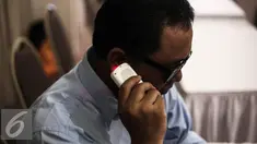 Seorang penyandang tuna netra mencoba alat saat peluncuruan Audiobook Library for the Blind di Kemenko PMK, Jakarta, Selasa (17/5). Aplikasi tersebut membantu para penyandang tunanetra untuk membaca melalui media aplikasi. (Liputan6.com/Faizal Fanani)