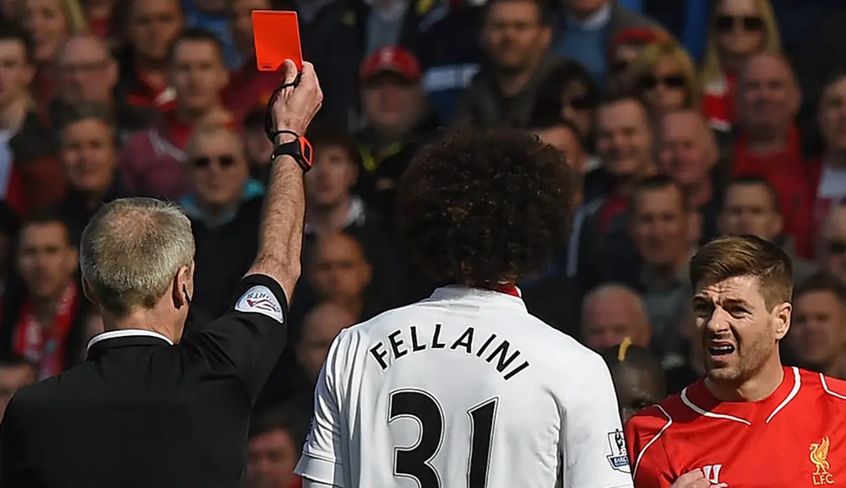 Wasit memberikan gelandang Liverpool, Steven Gerrard, kartu merah saat laga Liga Premier Inggris melawan Manchester United di Stadion Anfield, Inggris, Minggu (22/3/2015). (AFP/Paul Ellis)