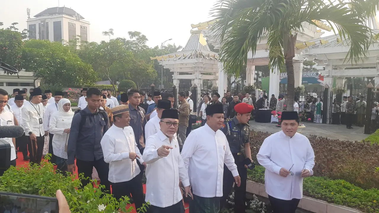 Menteri Pertahanan Prabowo Subianto, Menteri BUMN Erick Thohir, dan Menteri Perdagangan Zulkifli Hasan di acara Peringatan Hari Santri Nasional di Tugu Pahlawan Surabaya, Jawa Timur, Minggu (22/10/2023). (Liputan6.com/Dicky Agung Prihanto)