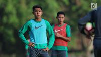 Pemain Timnas Indonesia U-22, Febri Hariyadi (kanan) saat latihan dalam persiapan SEA Games 2017 Kuala Lumpur di lapangan SPH Karawaci, Banten, Senin (7/8). Febri merupakan jebolan SSB PRO UNI Bandung. (Liputan6.com/Helmi Fithriansyah)
